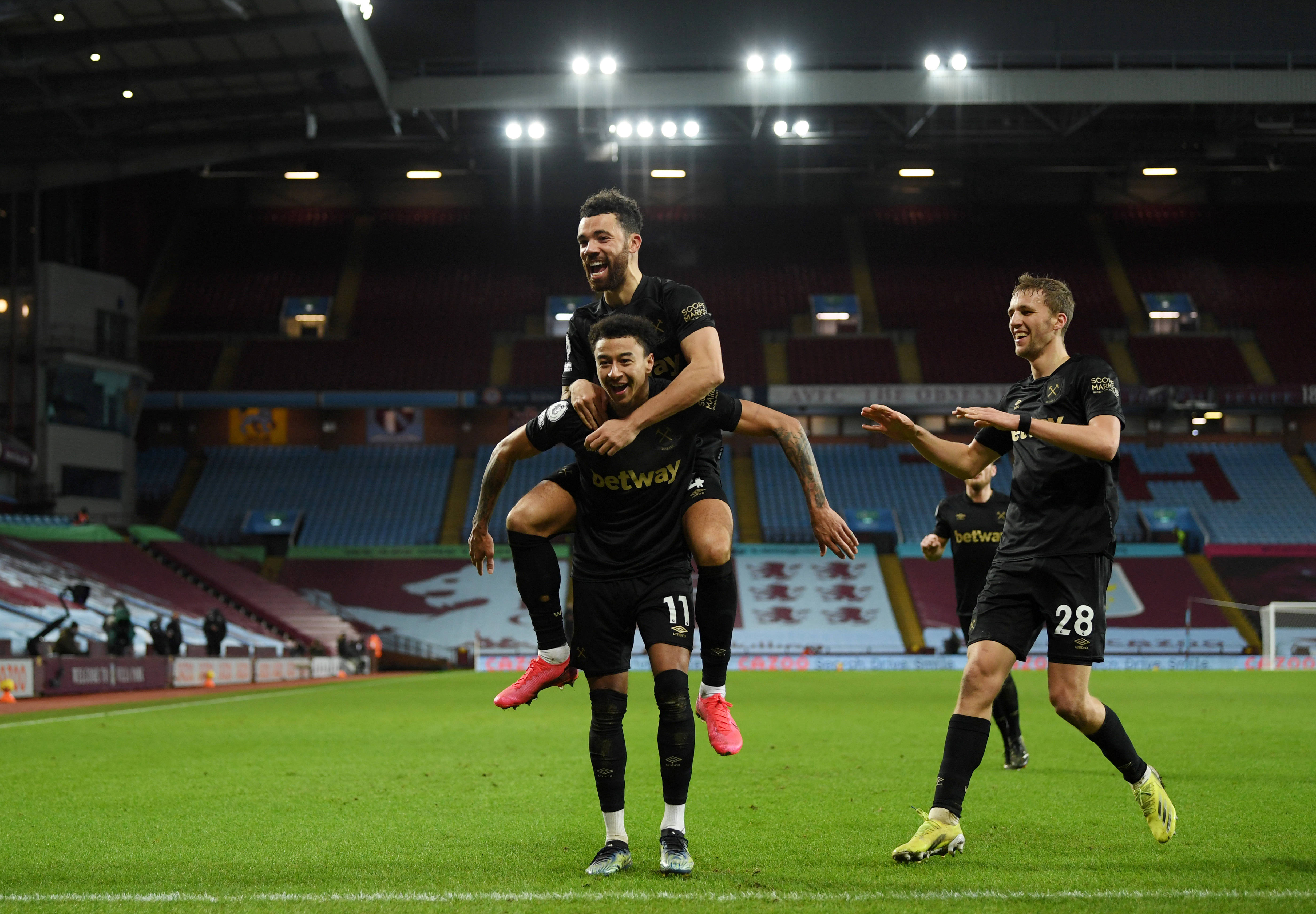 欧冠赛场精彩瞬间：巴萨2-1战胜尤文图斯,（欧冠高光时刻：巴萨2-1击败尤文图斯）