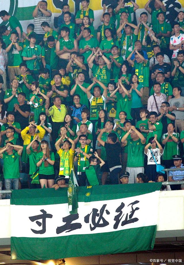 欧联比赛中一球员嘲讽对手鼻子形状，多名队友上前打抱不平（欧联赛场一球员嘲笑对手鼻型，数名队友挺身维护）