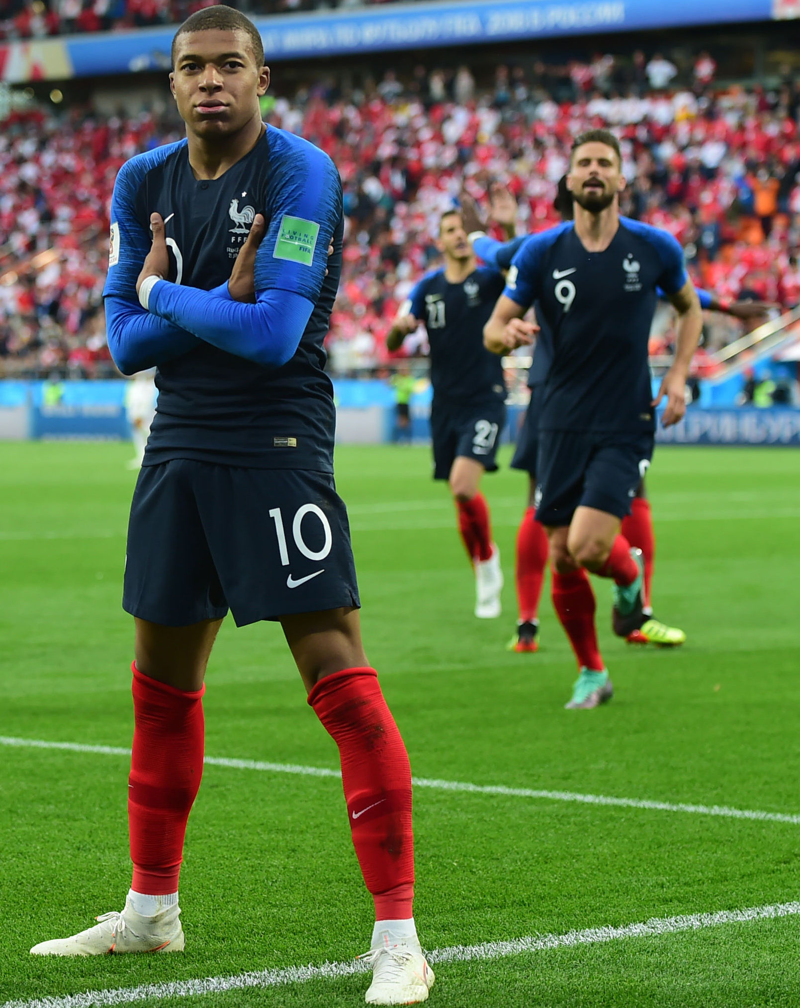 布斯克茨、阿尔巴正式退役，巴萨队长特尔施特根送祝福（布斯克茨与阿尔巴官宣退役，巴萨队长特尔施特根送上祝福）