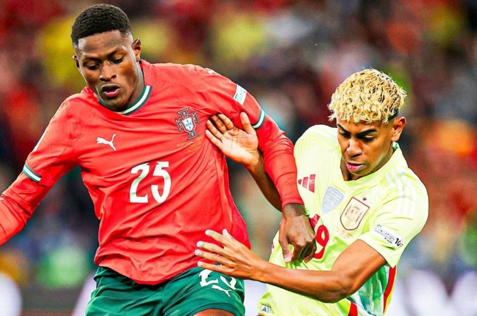 梅西捧起美职联冠军奖杯时，站在一旁的穆勒露出了最真挚的笑容