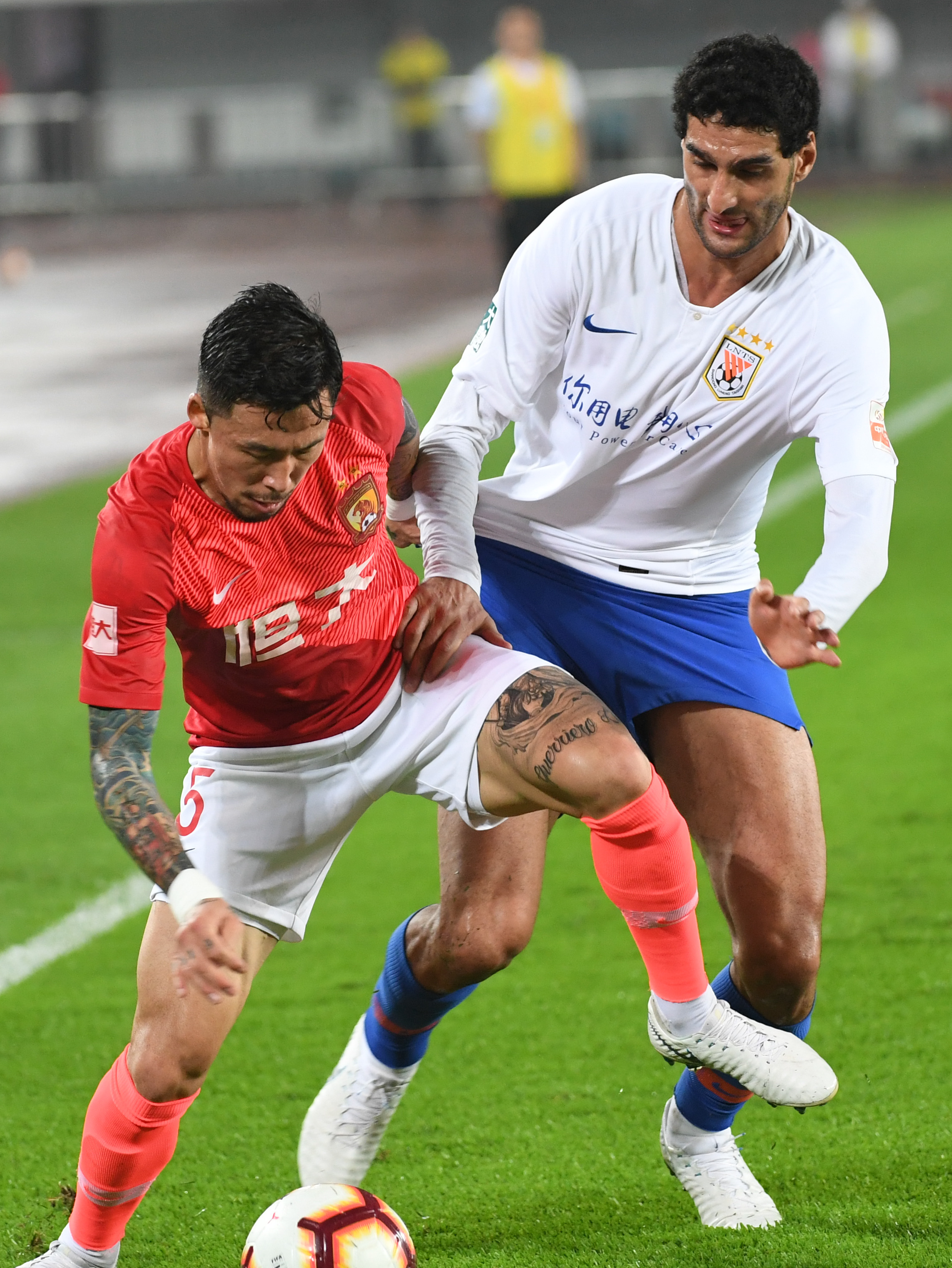 永久铭记！佩德罗-波罗在身上纹了欧联冠军奖杯图案（为铭记荣耀，佩德罗-波罗纹上欧联冠军奖杯）