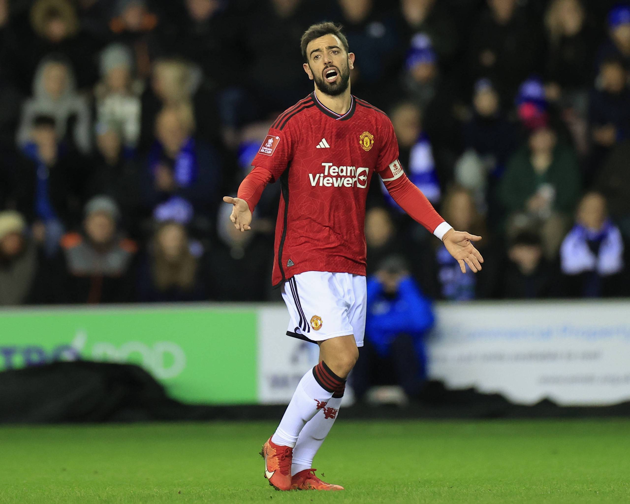 湖人浓眉哥篮下统治球队获胜（浓眉统治内线助湖人取胜）